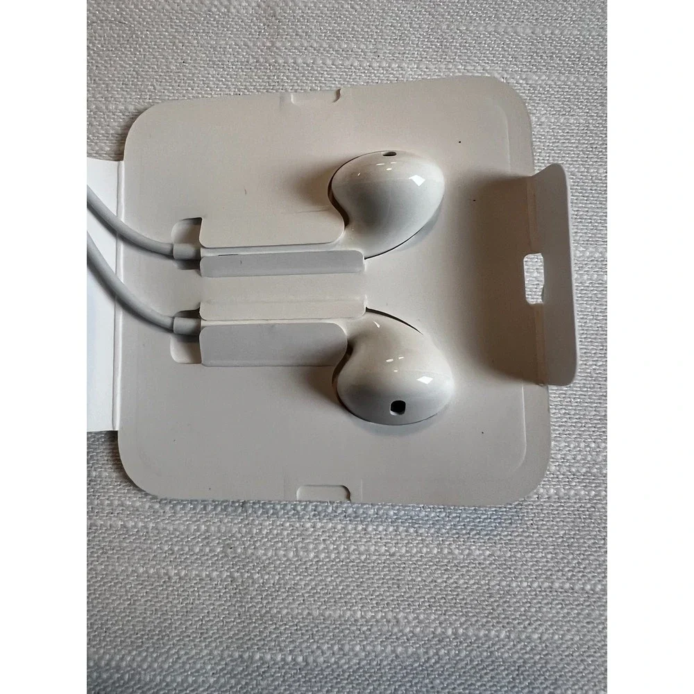 Apple EarPods with Lightning Connector MMTN2AM/A White In-Ear Headphones